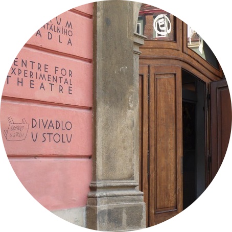 Divadlo U stolu